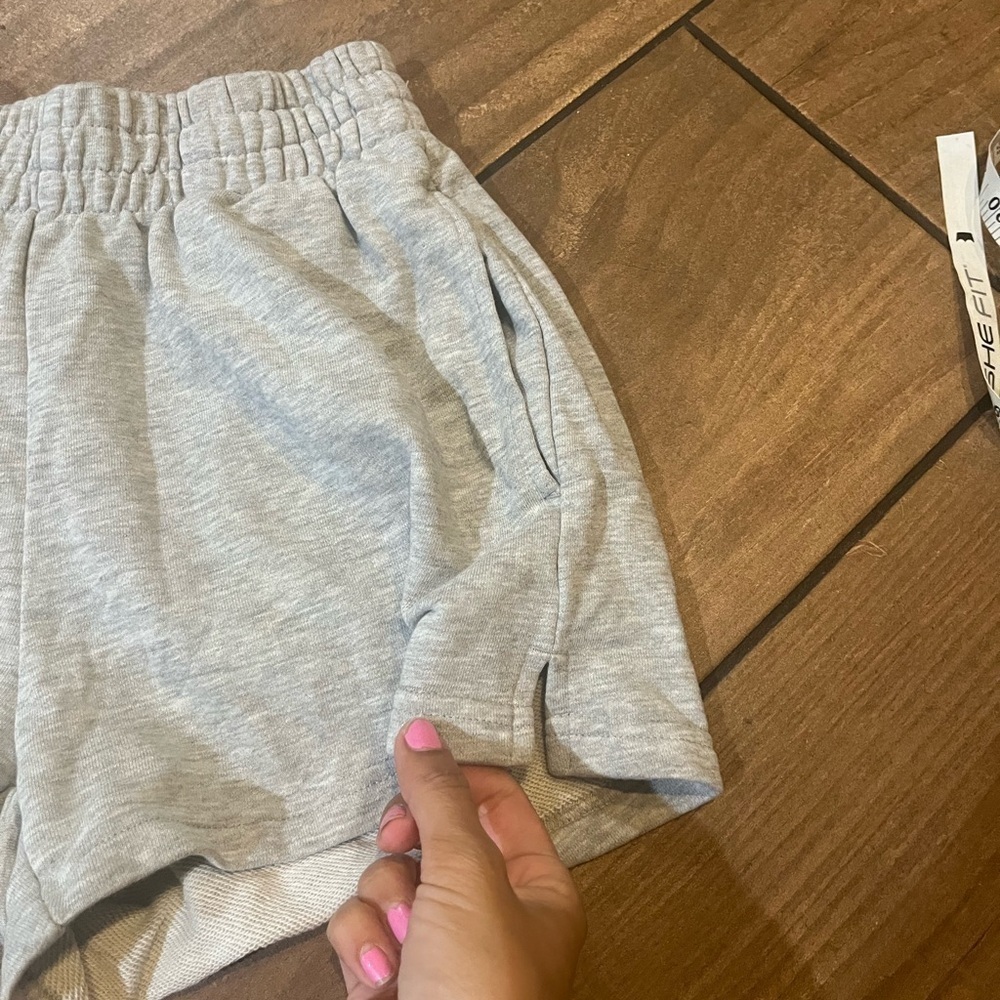 Ginatricot gray sweat shorts  XS - Picture 4 of 4